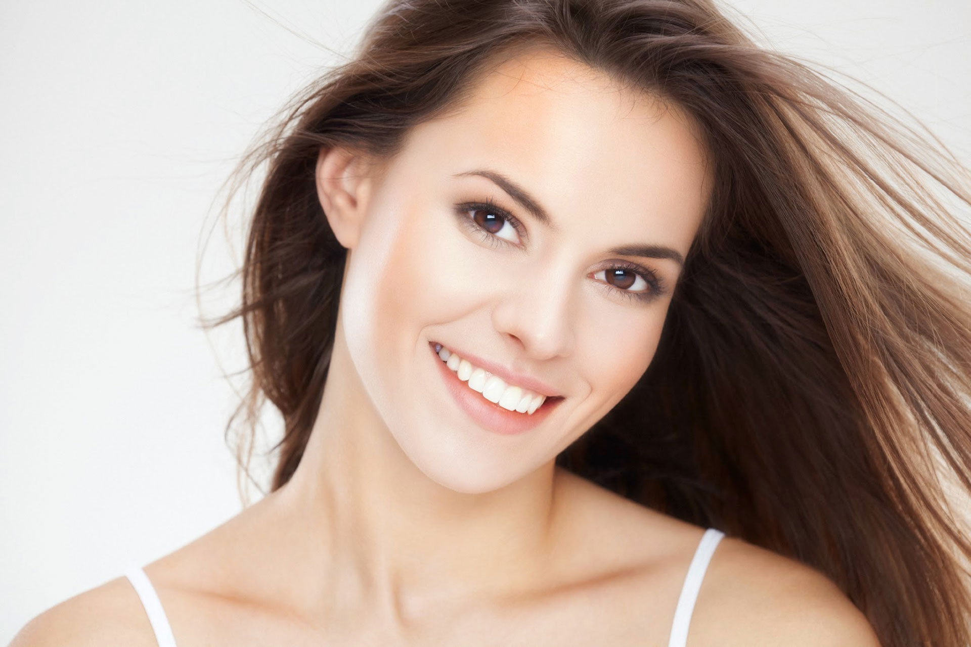 HOW CAN VENEERS IMPROVE MY SMILE?